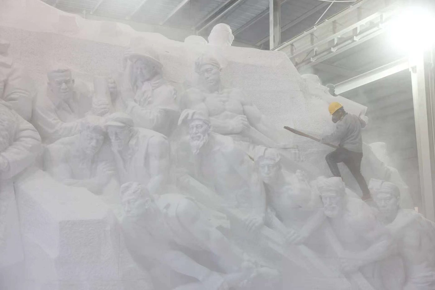 石雕厂全景 · 粉尘弥漫的工作现场